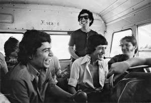 Victor Jara, de pie, con integrantes del grupo chileno Inti Illimani. Foto internet