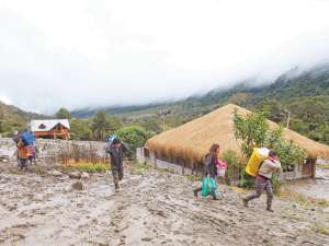 Al menos 41 familias perdieron su vivienda, en la provincia de Napo, debido a un deslizamiento de tierra. El Gobierno Nacional prometi&oacute; ayuda a los damnificados. Foto: &Aacute;lvaro P&eacute;rez