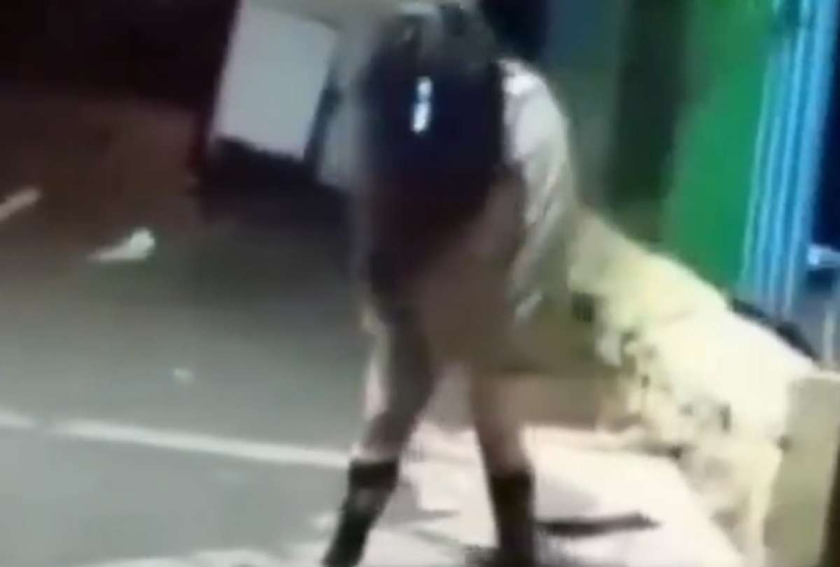 Una mujer en extraña postura fue captada en las calles de Xochimilco, México.