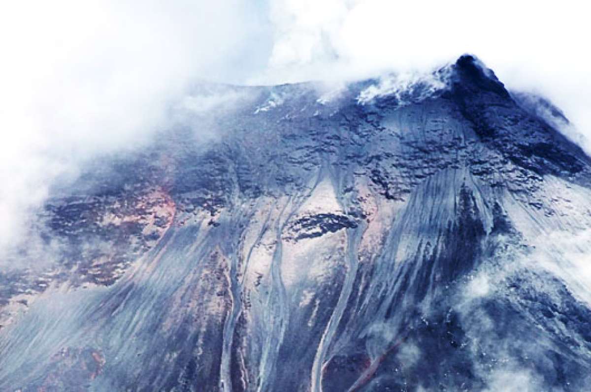 El volc&aacute;n sigue activo, pero calmado