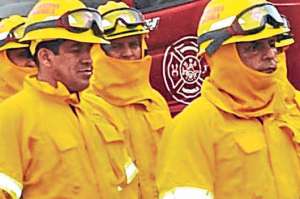 Los bomberos de Machala reciben kits para combatir llamas en bosques