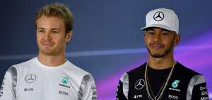 Los pilotos de la escuder&iacute;a Mercedes, el alem&aacute;n Nico Rosberg (izq.) junto con el ingl&eacute;s Lewis Hamilton, en la previa de la prueba que se disputa hoy.