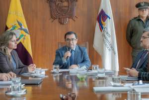 Jhoel Escudero (centro) es el nuevo presidente de la Corte Constitucional del Ecuador.
