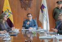 Jhoel Escudero (centro) es el nuevo presidente de la Corte Constitucional del Ecuador.