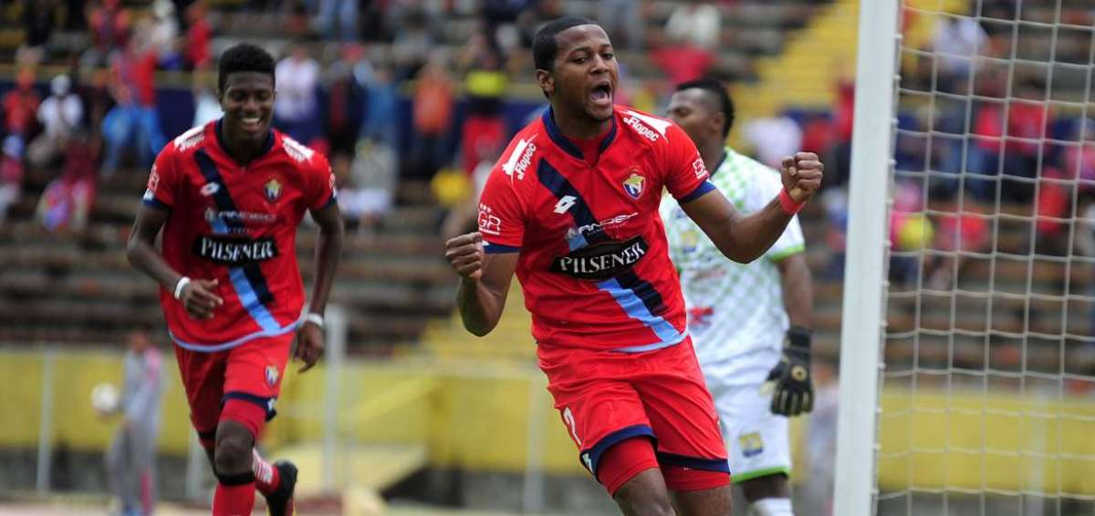 Michael Estrada festejando su primer gol del partido.