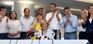 La virtual ganadora de la Alcald&iacute;a de Guayaquil, Cynthia Viteri, durante una rueda de prensa en compa&ntilde;&iacute;a de su equipo de trabajo.