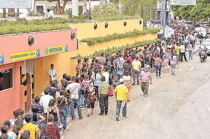 Buena parte del sector del Malec&oacute;n y la avenida Olmedo estuvo repleta de j&oacute;venes y padres de familia para recibir un dispositivo m&oacute;vil que entrega cada a&ntilde;o la Alcald&iacute;a de Guayaquil. Foto: Eduardo Escobar.