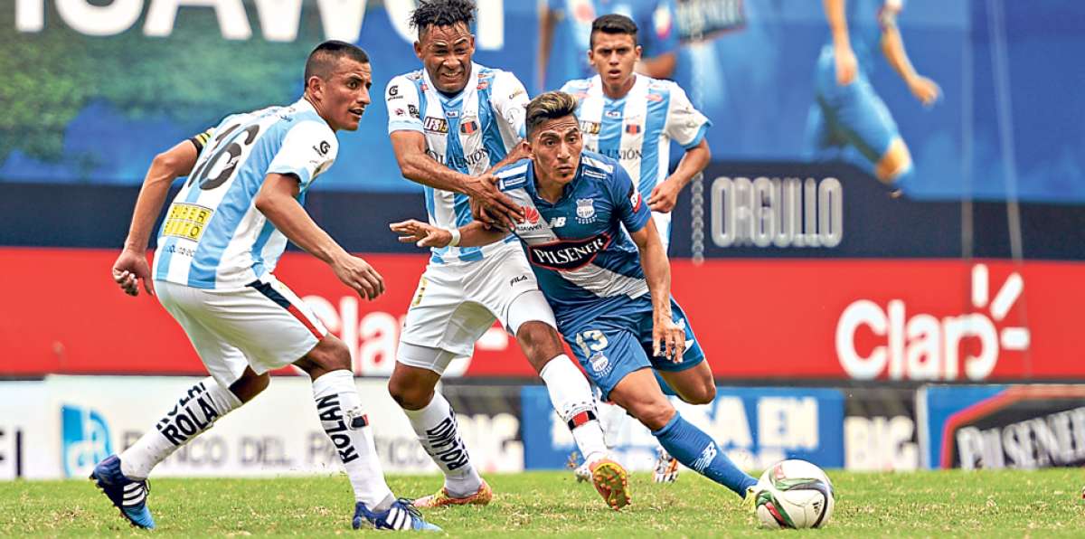 &Aacute;ngel Mena (der.) durante un encuentro entre Emelec y Deportivo Quito por el campeonato nacional de f&uacute;tbol. Foto: Archivo / El Tel&eacute;grafo