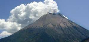 Volc&aacute;n Reventador emite columnas de gases de hasta 1.000 metros