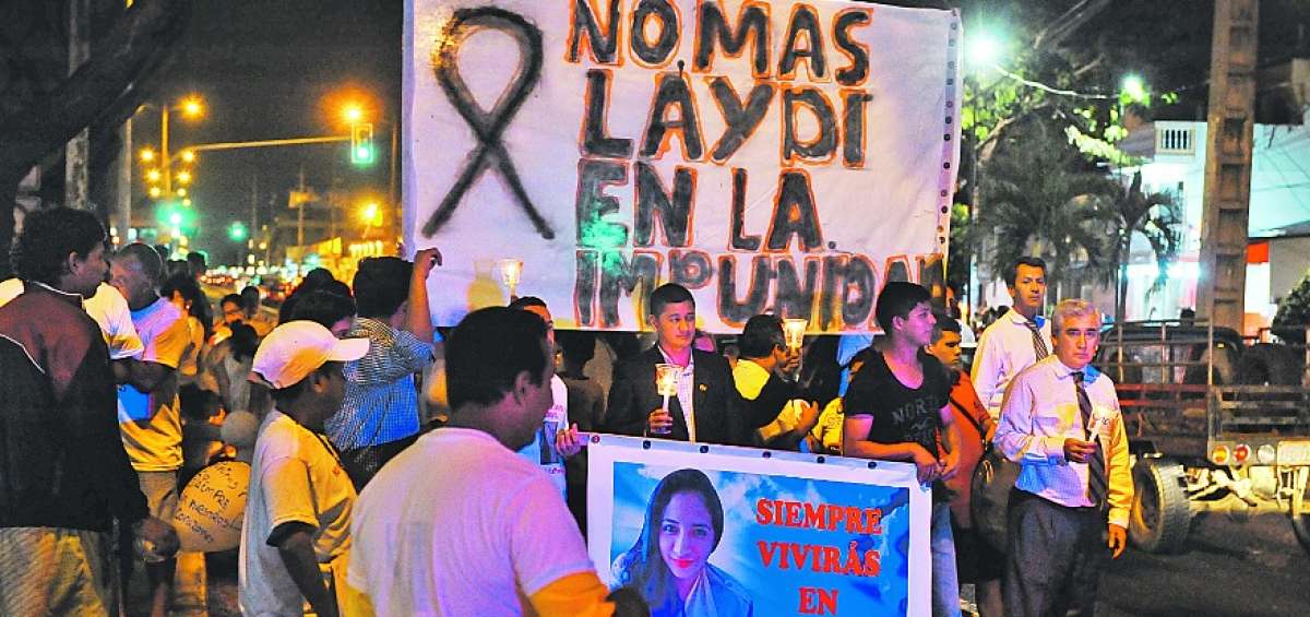 Al d&iacute;a siguiente del accidente, amigos familiares y vecinos de la fallecida protestaron en el sitio del percance.