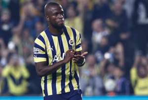 Énner Valencia aún no ha definidio si permanercerá en el Fenerbahce para jugar la Europa League.