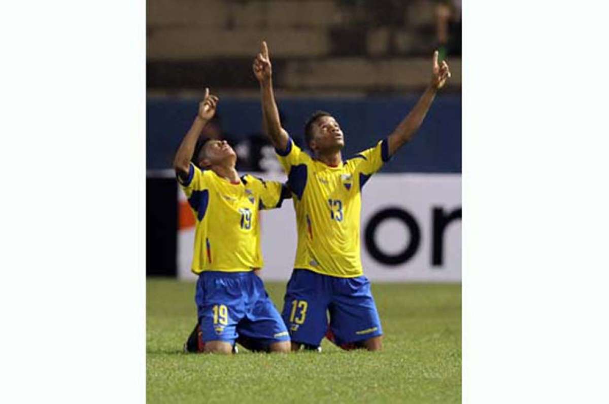 &Aacute;nderson Naula y Byron Castillo levantan los brazos al cielo pese a la derrota que no influye en la clasificaci&oacute;n de Ecuador a la fase final del certamen. Foto: Cortes&iacute;a
