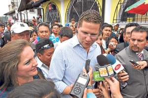 Ivone von Lippke (i) participa junto al alcalde Mauricio Rodas de un recorrido por Chillogallo, en agradecimiento tras el triunfo electoral en febrero de 2014. Foto: Archivo/ El Tel&eacute;grafo 