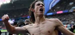 Cavani celebr&oacute; su gol quit&aacute;ndose la camiseta y lanz&aacute;ndola a la tribuna.