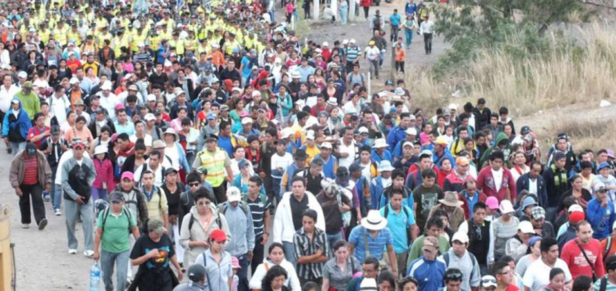 Miles de peregrinos caminan junto a la Virgen del Cisne