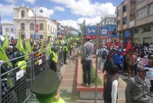 En Riobamba se desarrollaron dos concentraciones, en contra y a favor del Gobierno Nacional, respectivamente. 