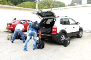 Agentes del orden recogen las maletas que conten&iacute;an los paquetes de coca&iacute;na hallados en Mucho Lote II, en el norte de Guayaquil. Foto: Archivo / El Tel&eacute;grafo.