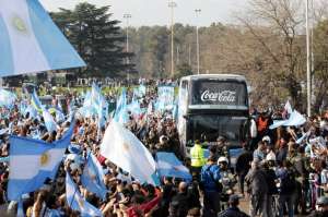 La FIFA multa a la AFA por pancarta Las Malvinas son argentinas
