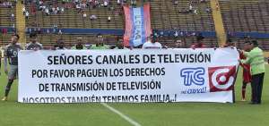 &rarr;Los problemas de pago de TC Televisi&oacute;n y Gamavisi&oacute;n se arrastran desde 2016, &uacute;ltimo a&ntilde;o que televisaron el torneo. En la foto, jugadores de Aucas y El Nacional solicitan el pago de los valores pendientes antes de un partido del a&ntilde;o pasado.