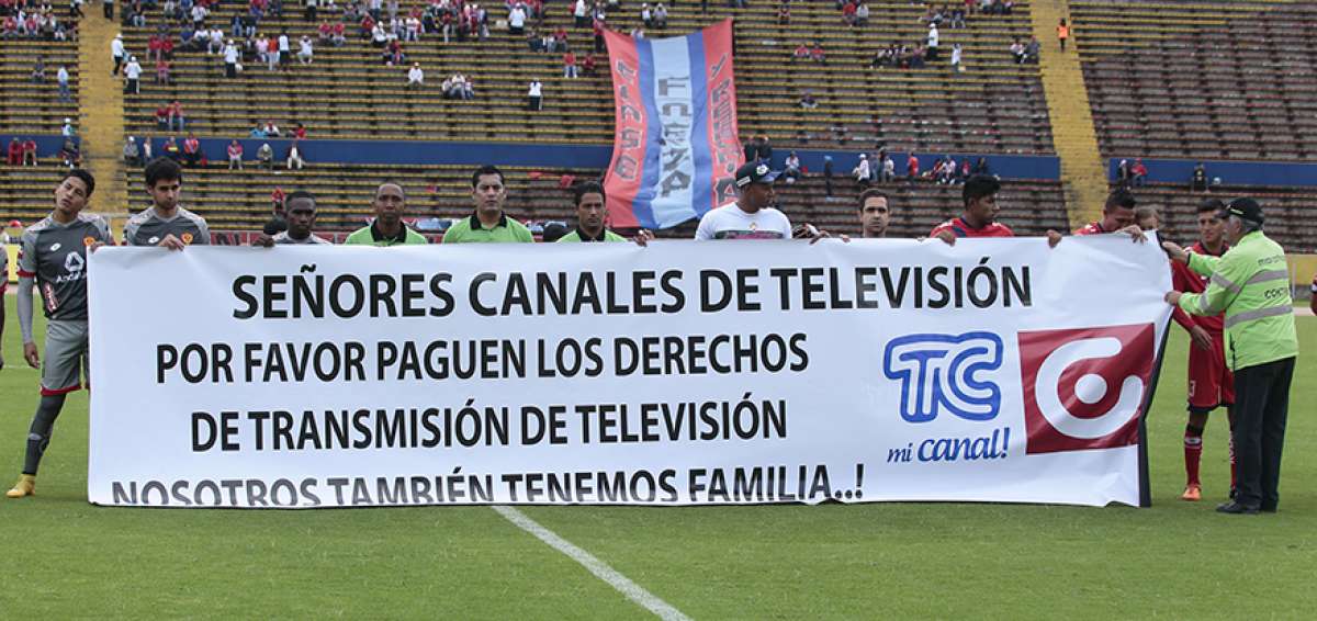 &rarr;Los problemas de pago de TC Televisi&oacute;n y Gamavisi&oacute;n se arrastran desde 2016, &uacute;ltimo a&ntilde;o que televisaron el torneo. En la foto, jugadores de Aucas y El Nacional solicitan el pago de los valores pendientes antes de un partido del a&ntilde;o pasado.