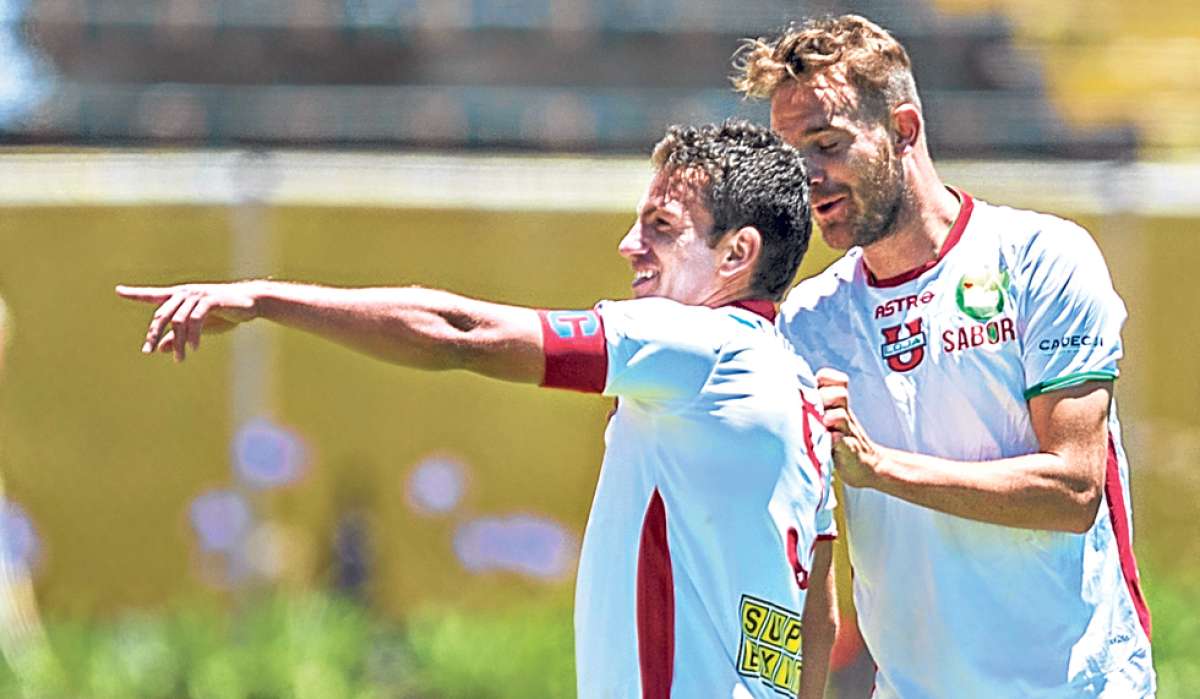 Pedro Larrea (izq.), capit&aacute;n de Liga de Loja, festeja el tercer tanto  ante El Nacional, que termin&oacute; 3-1 -el domingo pasado- a favor de la &lsquo;Garra del Oso&rsquo;. Foto: Marco Salgado / El Tel&eacute;grafo