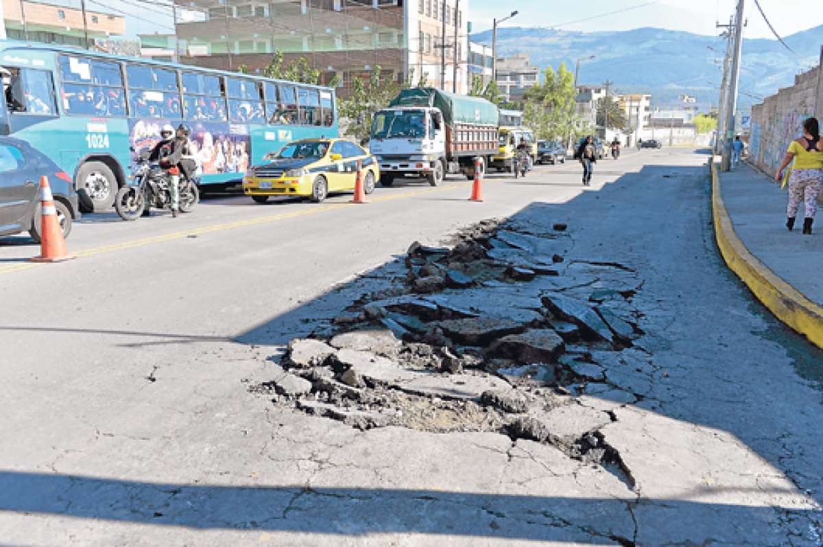 Una filtraci&oacute;n de agua caus&oacute; el levantamiento del asfalto en la calle Rumihurco. FOTO: MIGUEL JIM&Eacute;NEZ.