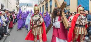 Ni&ntilde;os, personas de la tercera edad, gente con discapacidad y mujeres embarazadas representaron a los tradicionales personajes, cucuruchos.