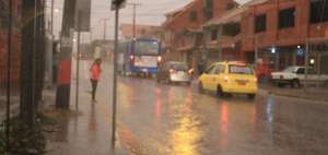 Fuerte lluvia inunda varios sectores en Cuenca