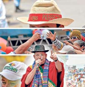 En camisetas, gorras y en el tradicional licor &lsquo;p&aacute;jaro azul&rsquo; se publicit&oacute; a Vargas, el carnaval y a la Prefectura. 