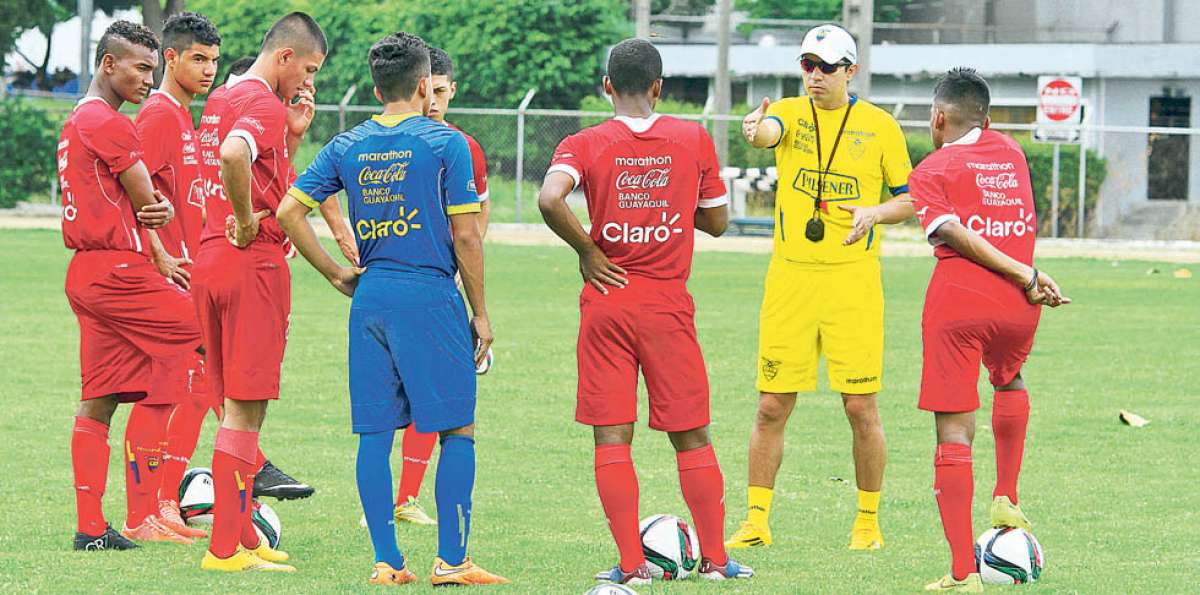 El cuerpo t&eacute;cnico de la selecci&oacute;n ecuatoriana conversa con los jugadores antes de cada entrenamiento. Foto: Tomado de Andes