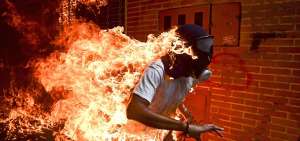 Imagen triunfadora del World Press Photo del fotoperiodista venezolano Ronaldo Schemidt durante una  manifestaci&oacute;n antigubernamental en Caracas.  