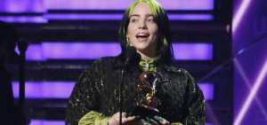 Billie Eilish triunf&oacute; en los Premios Grammy