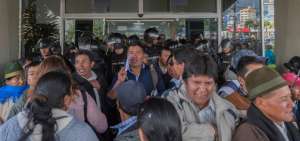 Dirigentes campesinos acudieron a las instalaciones del Ministerio de Agricultura, en Quito.