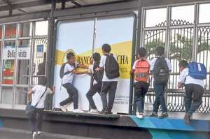 Estudiantes de secundaria intentan ingresar al paradero Bellavista a trav&eacute;s de las puertas de abordaje. Foto: William Orellana / El Tel&eacute;grafo