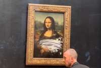 Hombre disfrazado lanza un pastel a 'La Gioconda'