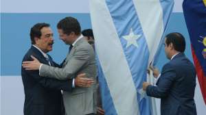 El alcalde de Guayaquil, Jaime Nebot, saluda a su hom&oacute;logo quite&ntilde;o, Mauricio Rodas, durante la Sesi&oacute;n Solemne por la fundaci&oacute;n de Guayaquil. FOTO: Miguel Castro