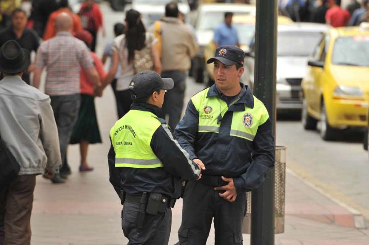 Los guardias ser&aacute;n los encargados, junto a la Polic&iacute;a, de vigilar los espacios p&uacute;blicos para los controles. Foto: Jos&eacute; Luis Llivisaca / El Tel&eacute;grafo.