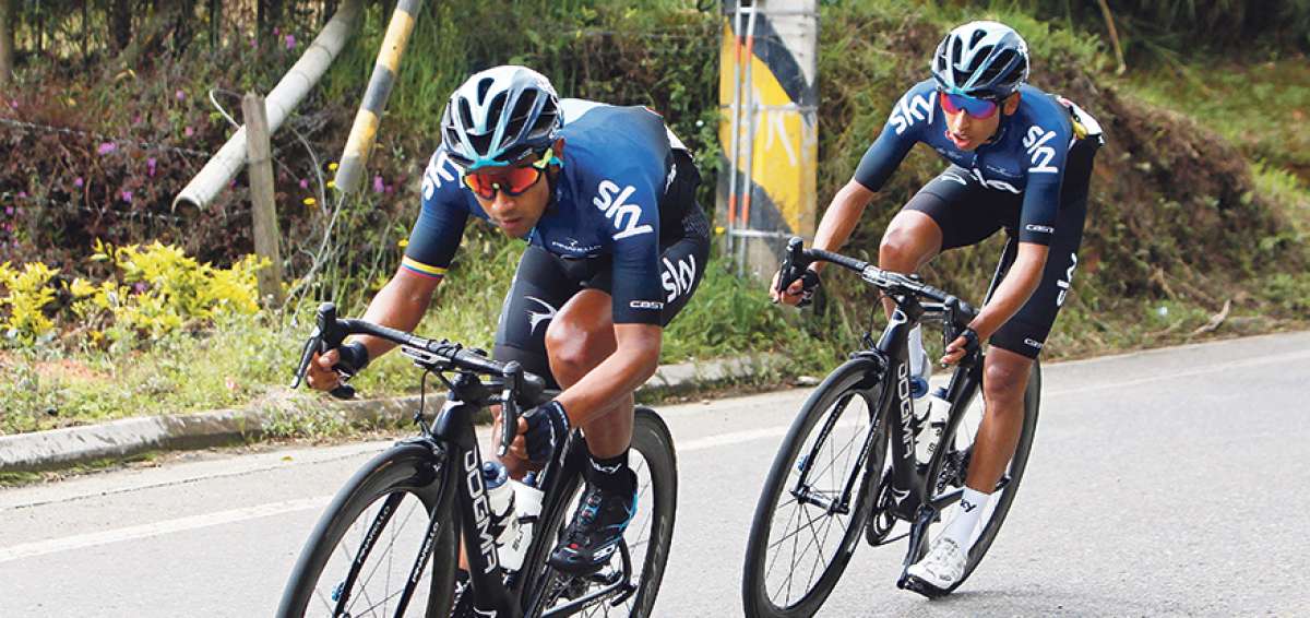 El ciclista colombiano Egan Bernal (d) y el ecuatoriano Jhonatan Narv&aacute;ez (i) -ambos del equipo Sky- corren una de las etapas del Tour Colombia que culmin&oacute; el pasado domingo, en la localidad del Alto de Las Palmas.
