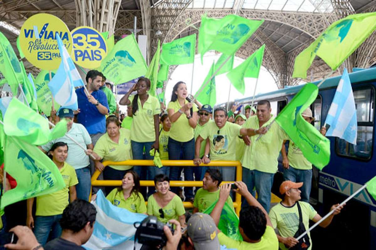 Decenas de personas con camisetas de PAIS se subieron a la Metrov&iacute;a. Foto: Miguel Castro |  El Tel&eacute;grafo