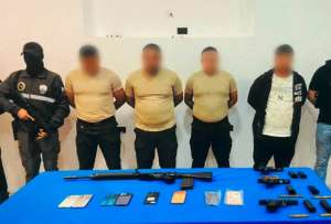 Durante el operativo se decomis&oacute; un fusil, celulares y un patrullero policial. Las autoridades investigan la presunta participaci&oacute;n de los agentes en actividades delictivas.