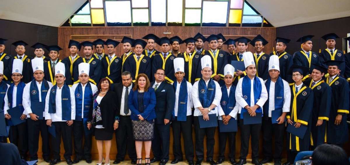 La ceremonia de graduaci&oacute;n se realiz&oacute; en el aula magna de la Universidad Cat&oacute;lica Santiago de GuayaquiL.