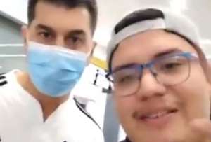 El hincha de Emelec apareció en un video viral junto a Ismael Rescalvo (der.).