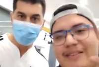 El hincha de Emelec apareció en un video viral junto a Ismael Rescalvo (der.).
