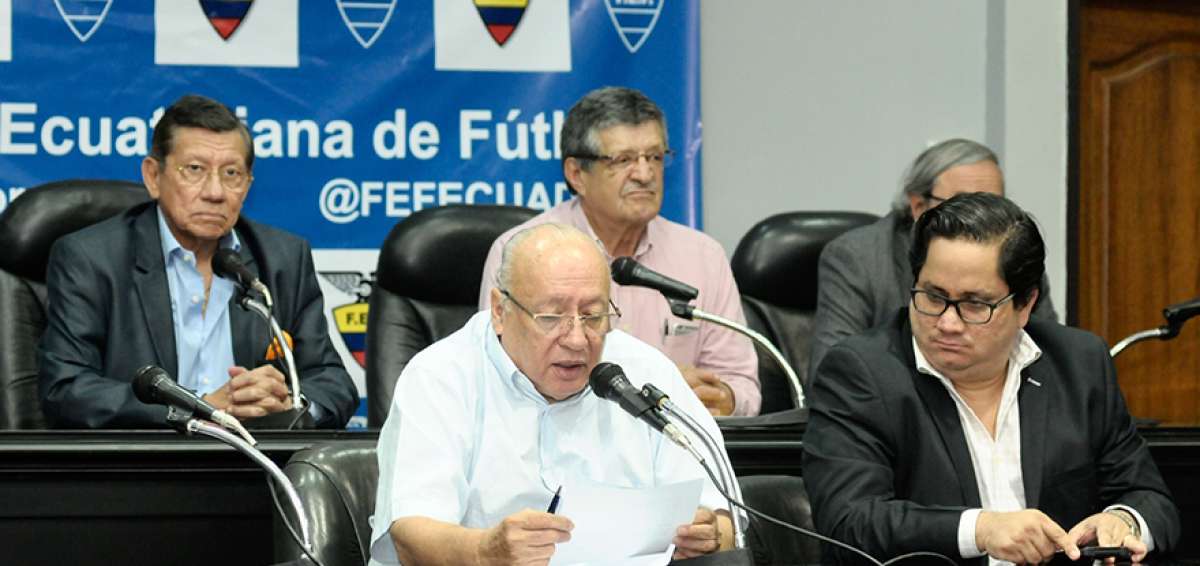 Guillermo Saltos Guale, s&iacute;ndico de la FEF, mientras da lectura a la resoluci&oacute;n del directorio. La conferencia de prensa se realiz&oacute; la tarde de ayer en Guayaquil.
