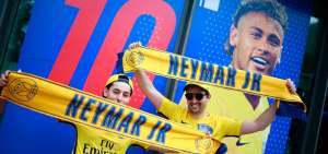 Aficionados del Par&iacute;s Saint Germain muestran bufandas con el nombre del brasile&ntilde;o, en la presentaci&oacute;n del futbolista en el estadio Parque de los Pr&iacute;ncipes, el viernes pasado, antes del arranque de la liga francesa.