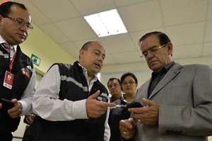 T&eacute;cnicos del ECU911 explicaron a Luis Amoroso las ventajas  de la aplicaci&oacute;n para dar aviso de emergencias, desde un tel&eacute;fono inteligente. Foto: Roberto Ch&aacute;vez |  El Tel&eacute;grafo
