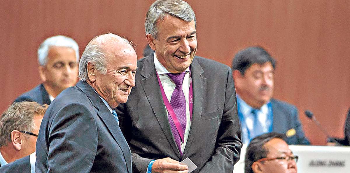 Joseph Blatter (izq.) junto a Wolfgang Niersbach, en una de las convenciones de la FIFA. Foto: internet