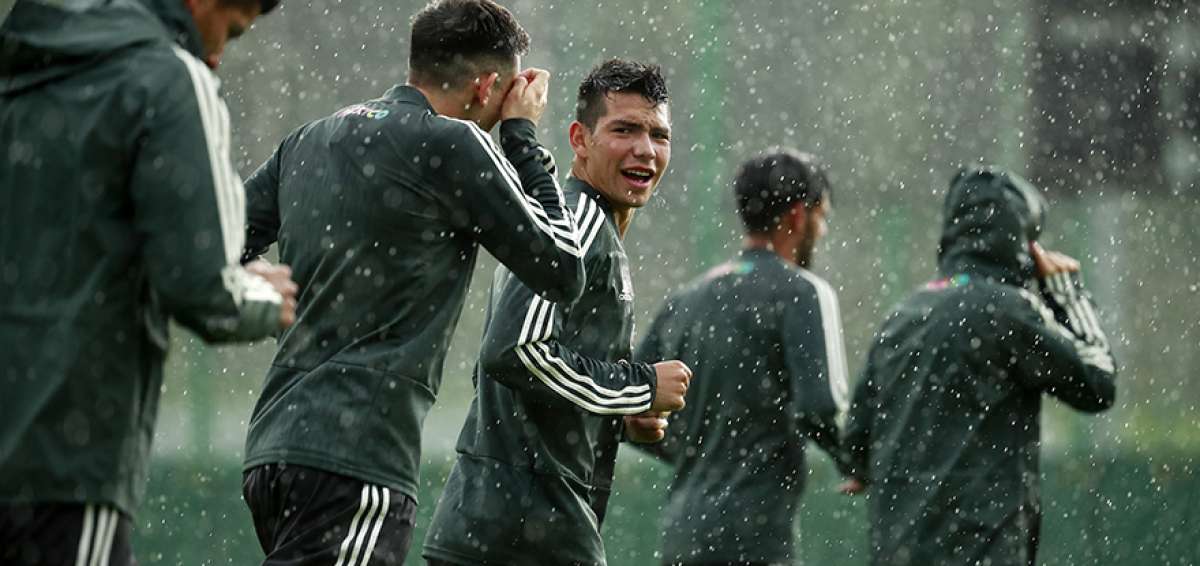 El delantero Hirving Lozano (centro), autor del gol del triunfo ante Alemania, participa en un entrenamiento en las instalaciones de D&iacute;namo.