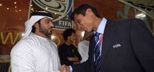 Eddie Marles (d), presidente y fundador de la Academia Italiana de F&uacute;tbol StepStone, durante el Mundial Sub- 17 en Emiratos &Aacute;rabes.
