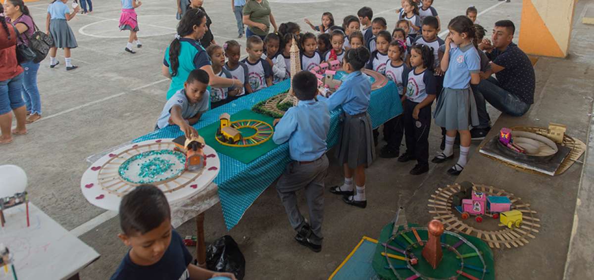 Los estudiantes de la U.E. Juan XXIII combinan su ingenio y la formaci&oacute;n acad&eacute;mica que reciben para exponer trabajos muy bien dise&ntilde;ados.